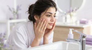«شستوشوی ملایم صورت در روتین پوست چرب و جوشدار»